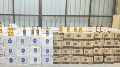 പ്രവാസികളുടെ താമസ സ്ഥലത്ത് റെയ്ഡ്; വന് മദ്യശേഖരം പിടികൂടി