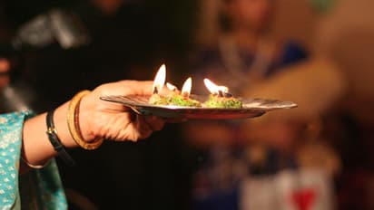 Sharadiya Navratri 2022: कैसे उतारें मां दुर्गा की आरती? बहुत कम लोग जानते हैं ये नियम