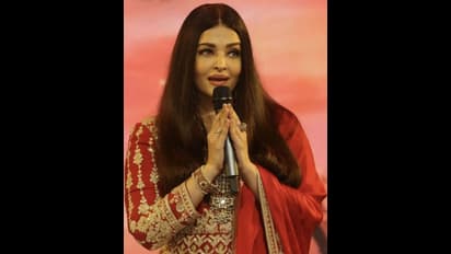 பொன்னியின் செல்வன் பிரஸ் மீட்டில் ரெட் சல்வார் போட்ட பார்பி டாலாக மின்னிய ஐஸ்வர்யா ராய்! சொக்க வைக்கும் போட்டோ