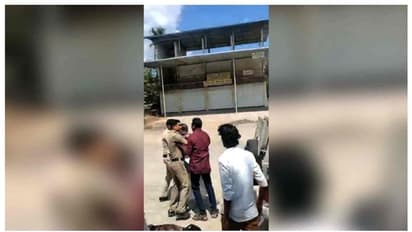 കാര്‍ യാത്രക്കാരെ ആക്രമിച്ചു, പ്രശ്നം തീര്‍ക്കാനെത്തിയ പൊലീസുകാര്‍ക്കും മര്‍ദ്ദനം, സിപിഎം നേതാവ് അറസ്റ്റില്‍