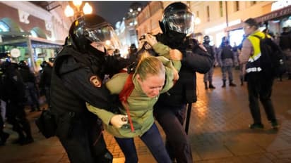 'യുദ്ധം ചെയ്യാൻ മക്കളെ വിട്ടുതരില്ല' യുക്രെയ്നിൽ ഹിതപരിശോധന, റഷ്യൻ നഗരങ്ങളിൽ വൻ പ്രതിഷേധം