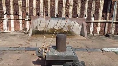 వైఎస్సార్ చేయూత కార్యక్రమం కోసం టెంట్.. తాళ్లని శివలింగానికి కట్టిన నిర్వాహకులు, వీడియో వైరల్