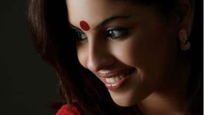 কেমনভাবে সেজে উঠবেন বিজয়া দশমীর বিদায়বেলায়? রইল হালকা সাজের টিপস