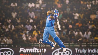 'അയാളുടെ ഷോട്ടുകള്ക്ക് പേരിടാന് കുടുങ്ങി ഐസിസി'; സൂര്യകുമാര് യാദവ് എട്ടാം മഹാത്ഭുതമെന്ന് ആരാധകര്