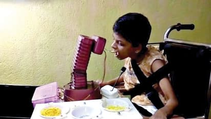 ഭിന്നശേഷിയുള്ള മകള്ക്ക് ഭക്ഷണം നല്കാന് ഒറ്റയ്ക്ക് റോബോട്ട് ഉണ്ടാക്കി ദിവസക്കൂലിക്കാരന്!