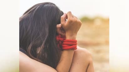 रूठकर मायके जा रही थी, रास्ते में पति के सामने 22 साल की महिला से 6 लोगों ने किया गैंगरेप