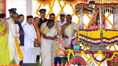 ನಾಡಹಬ್ಬ: ಮೈಸೂರು ಸಿಲ್ಕ್ ಸೀರೆಯಲ್ಲಿ ಕಂಗೊಳಿಸಿದ ರಾಷ್ಟ್ರಪತಿ ಮರ್ಮು... ಫೋಟೋಸ್