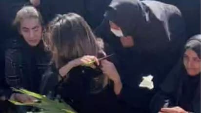 Iran Anti Hijab Protest: ಕೂದಲು ಕತ್ತರಿಸಿಕೊಂಡು ಸಹೋದರನ ಸಮಾಧಿ ಮೇಲೆ ಎಸೆದ ಮಹಿಳೆ