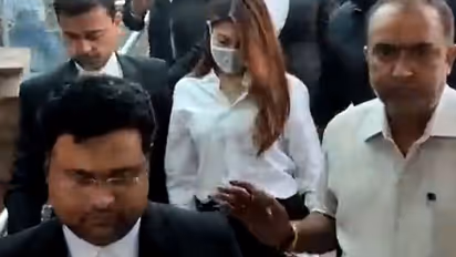 200 करोड़ की हेराफेरी का मामला: कोर्ट में पेश हुईं जैकलीन फर्नांडीज, पहचान छुपाने इस अंदाज में पहुंचीं