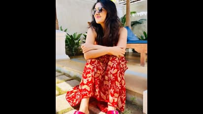 அசைப்புல நயன்தாரா போலவே இருக்கும் வாணி போஜன்..! விதவிதமான உடையில் இளம் நெஞ்சங்களை கொள்ளையடித்த கியூட் போஸ்!