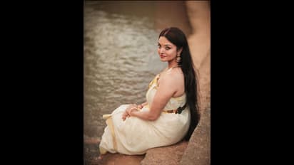 'ഒരു തീപൊരിയിൽ നിന്ന് വൻ നാളമായി കത്തി ജ്വലിക്കുന്ന പെണ്ണ്'; തമ്പ്രാട്ടി ലുക്കിൽ സൂര്യ