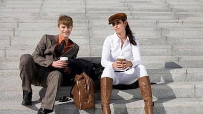 ये है सूट-बूट पहनकर 'बाबूजी' बनने की नौकरी, लाखों में मिलती है सैलरी, टाइम की नहीं कोई पाबंदी