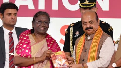 IIIT Dharwad ಉದ್ಘಾಟನೆ: ರಾಷ್ಟ್ರಪತಿ ದ್ರೌಪದಿಗೆ ಕೌದಿ, ಸಿಲ್ಕ್ ಸೀರೆ ನೀಡಿದ ಸುಧಾಮೂರ್ತಿ