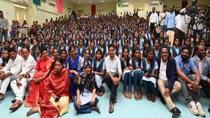 విద్యార్థులతో చేతులు కలిపి, కలసి భోంచేసి, మాటిచ్చి... (ఫొటోలు)