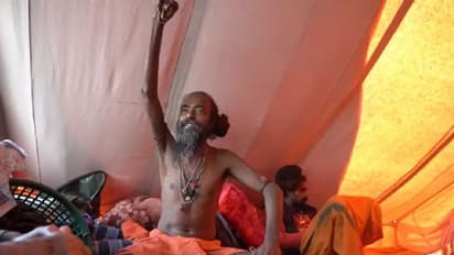 'പത്ത് വര്‍ഷത്തോളമായി ഉയര്‍ത്തിയ കൈ താഴ്ത്തിയിട്ട്'; വിചിത്രമായ സംഭവം