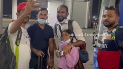 ഫിനിഷിംഗില്‍ ഒറ്റയാന്‍, കേരളത്തില്‍ പറന്നിറങ്ങിയതും ഒറ്റയ്ക്ക്; ദിനേശ് കാര്‍ത്തികിന്റെ മാസ് എന്‍ട്രി- വീഡിയോ