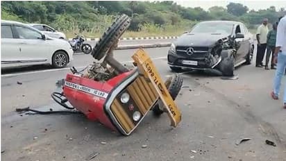 ബെൻസുമായി കൂട്ടിയിടിച്ച ട്രാക്ടർ രണ്ടായി പിളര്ന്നു, കണ്ണുമിഴിച്ച് വാഹനലോകം!