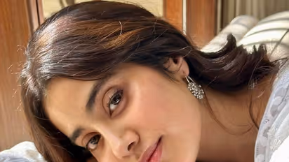 காதலில் சிக்கி விட்டாரா ஜான்வி? உன்னுடன் இல்லாதது சோகமான நாள்... அவுட்டோர் பதிவால் அப்செட்டான பிரபலம்!