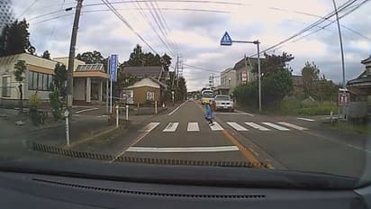 गजब है जापान और वहां के लोग, बच्ची के रोड क्रॉस करने पर रूक गया ट्रैफिक, वीडियो में देखिए कैसे बोला थैंक्यू