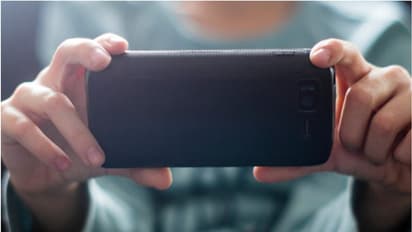 കാമുകനുമൊത്തുള്ള സ്നേഹ പ്രകടനങ്ങൾ ഭർത്താവ് ക്യാമറയിൽ പകർത്തി പ്രചരിപ്പിച്ചെന്ന് യുവതിയുടെ ആരോപണം; കേസെടുത്തു