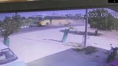 பள்ளி பேருந்து மீது கார் மோதிய விபத்தில் ஒருவர் பலி; பரபரப்பான சிசிடிவி காட்சி