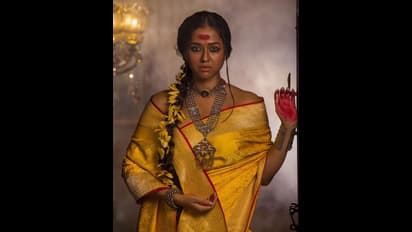  সিঁদুর মাখা কপালে এ কোন রূপ সোহিনীর,  ব্লাউজ ছাড়া বেনারসিতে কাজল কালো চোখের চাহনিতে বুঁদ নেটপাড়া