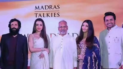 ஸ்லீவ் லெஸ் உடன் மெல்லிய மின்னும் சேலையில் குந்தவை..திரிஷாவின் சூப்பர் கூல் போட்டோஸ்