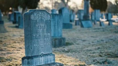 ഭർത്താവിന്റെ കല്ലറയ്ക്ക് മുകളിൽ 'വ്യഭിചാരി' എന്ന് എഴുതിവച്ച് ഭാര്യ