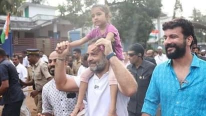 കുഞ്ഞിനെ തോളിലെടുത്ത് രാഹുൽ ​ഗാന്ധി; ഒപ്പം നടന്ന് രമേഷ് പിഷാരടിയും