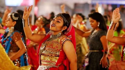 Garba ನೃತ್ಯ ಕಾರ್ಯಕ್ರಮಕ್ಕೆ ನುಗ್ಗಿದ ಗುಂಪಿನಿಂದ ಕಲ್ಲು ತೂರಾಟ: ಹಲವರಿಗೆ ಗಾಯ