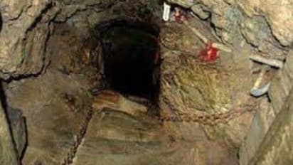 বাঁকুড়ার পোড়াপাহাড়ের গায়ে আদিম মানুষের গুহা! ভেতরে হদিশ মিলল কুঠুরিরও