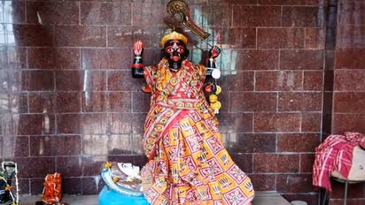 चाइना में नहीं इस जगह है चाइनीज काली माता मंदिर, भोग में चढ़ाया जाता है नूडल्स और चॉप सूई