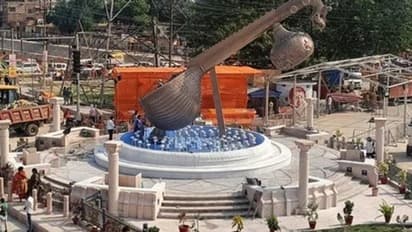 லதாமங்கேஷ்கரின் 93 வது பிறந்த நாளில், நினைவு சதுக்கம், 40 அடி வீணை.. உ.பியில் மாஸ் காட்டிய மோடி.   