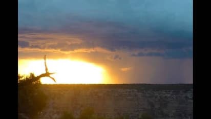 ഇടിമിന്നലിന് തൊട്ടുശേഷം, ഇങ്ങനെയൊരു സൂര്യാസ്തമയം നിങ്ങളെപ്പോഴെങ്കിലും കണ്ടിട്ടുണ്ടോ?