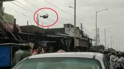11000 वोल्ट वाले तार पर युवक को स्टंट करता देख लग गई भीड़, वजह जान लोगों ने पीट लिया सिर