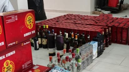 ഉല്ലാസ ബോട്ടില് നിന്ന് പിടിച്ചെടുത്തത് 700 കുപ്പി മദ്യം; വിദേശി ക്യാപ്റ്റന് തടവുശിക്ഷ