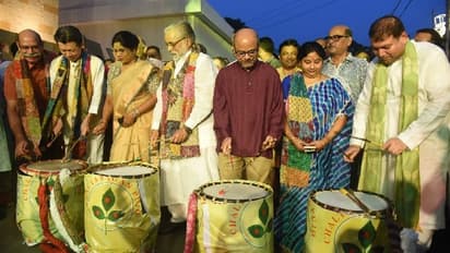 ঢাকের তালে সাড়ম্বরে উদ্বোধন হল চালতাবাগান লোহাপট্টির দুর্গাপুজোর মণ্ডপ, আনন্দে মাতলেন সুদীপ,শ্রীজাত, শশী পাঁজা