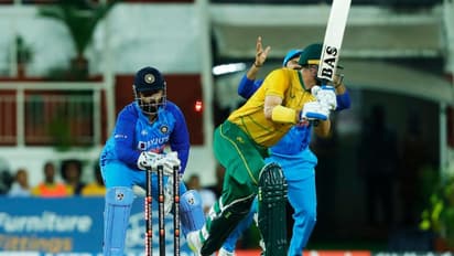 ഇന്ത്യന്‍ പേസര്‍മാരുടെ ആറാട്ട്; ഗ്രീന്‍ഫീല്‍ഡില്‍ ദക്ഷിണാഫ്രിക്കയ്ക്ക് നാണക്കേടിന്‍റെ റെക്കോര്‍ഡ് 