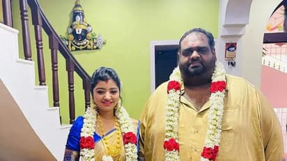 மஹாலட்சுமி - ரவீந்தர் வீட்டில் களைகட்டிய விசேஷம்..! மாலையும் கழுத்துமாக போஸ் கொடுத்த புதுமண தம்பதி..!