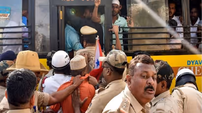 பாப்புலர் பிரண்ட் ஆஃப் இந்தியா அமைப்பின் தலைவர் கைது... அவரது கடையில் இருந்து பயங்கர ஆயுதங்கள் பறிமுதல்!!