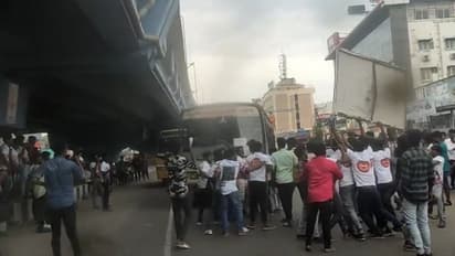 தனுஷ் ரசிகர்களின் எல்லைமீறிய கொண்டாட்டத்தால் மக்கள் அவதி... அரசு பேருந்தை மறித்து அட்ராசிட்டி செய்த வீடியோ இதோ