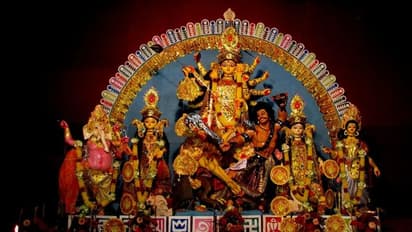 দুর্গা পুজোয় অর্ঘ্য প্রদান করে ফল পান হাতানাতে, শুধু মেনে চলুন এই নিয়মগুলি