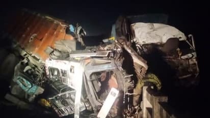 झारखंड में दर्दनाक हादसाः ट्रक-ट्रोली की जोरदार टक्कर में 3 की मौत, गाड़ी से उछलकर नदी में जा गिरा ड्रायवर