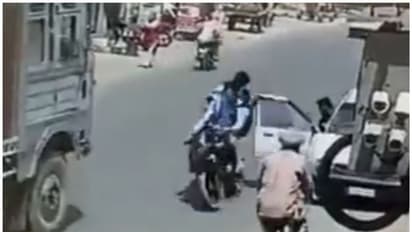 వెనక్కి చూడకుండా కార్ డోర్ ఓపెన్ చేసిన డ్రైవర్.. తప్పించబోయిన బైకర్ను ఢీకొన్న లారీ (వీడియో)