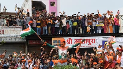 सूरत: PM के स्वागत में उमड़ा जनसैलाब, एक झलक पाने को टकटकी लगाए रहे लोग, देखते ही लगे मोदी..मोदी के नारे