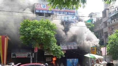 कानपुर: कोचिंग कॉम्पलेक्स के बेसमेंट में लगी भीषण आग, छज्जे से ऐसे बाहर निकाले गए छात्र