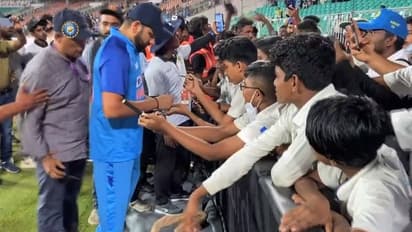 यूं ही नहीं कहा गया कि- 'भारत में क्रिकेट खेल नहीं, धर्म से बढ़कर है', यह तस्वीर देखकर आप खुद समझ जाएंगे