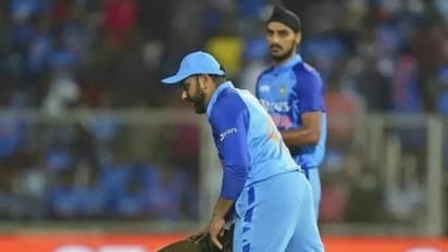 Ind vs SA: ಭದ್ರತೆ ಉಲ್ಲಂಘಿಸಿ ಮೈದಾನಕ್ಕೆ ಬಂದು ರೋಹಿತ್ ಶರ್ಮಾ ಪಾದಮುಟ್ಟಿ ನಮಸ್ಕರಿಸಿದ ಅಭಿಮಾನಿ..!