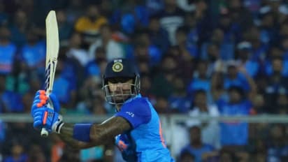 എവിടെ എറിഞ്ഞാലും അടിക്കും, എന്നാലും ഇങ്ങനെയുണ്ടോ സിക്‌സ്; വൈറലായി സൂര്യകുമാറിന്‍റെ ഷോട്ട്- വീഡിയോ