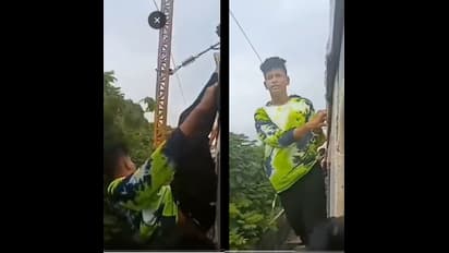 பறக்கும் ரயிலில் தொங்கியப்படி பயணிக்கும் இளைஞர்கள்.. வீடியோ வைரல்